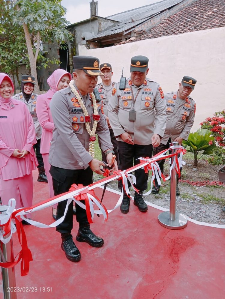 Kapolres OKU Timur, AKBP. Dwi saat kunjungan kerja di Polsek Belitang III, Kamis (23/2).