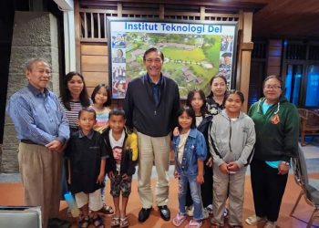 Nono pakai kaos warna putih gambar Elon Mark orang terkaya di dunia bersama Luhut B Pandjaitan, Jumat (24/2).