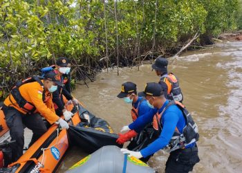 Tim SAR Gabungan saat evakuasi jenazah almarhum, Jumat (24/2).