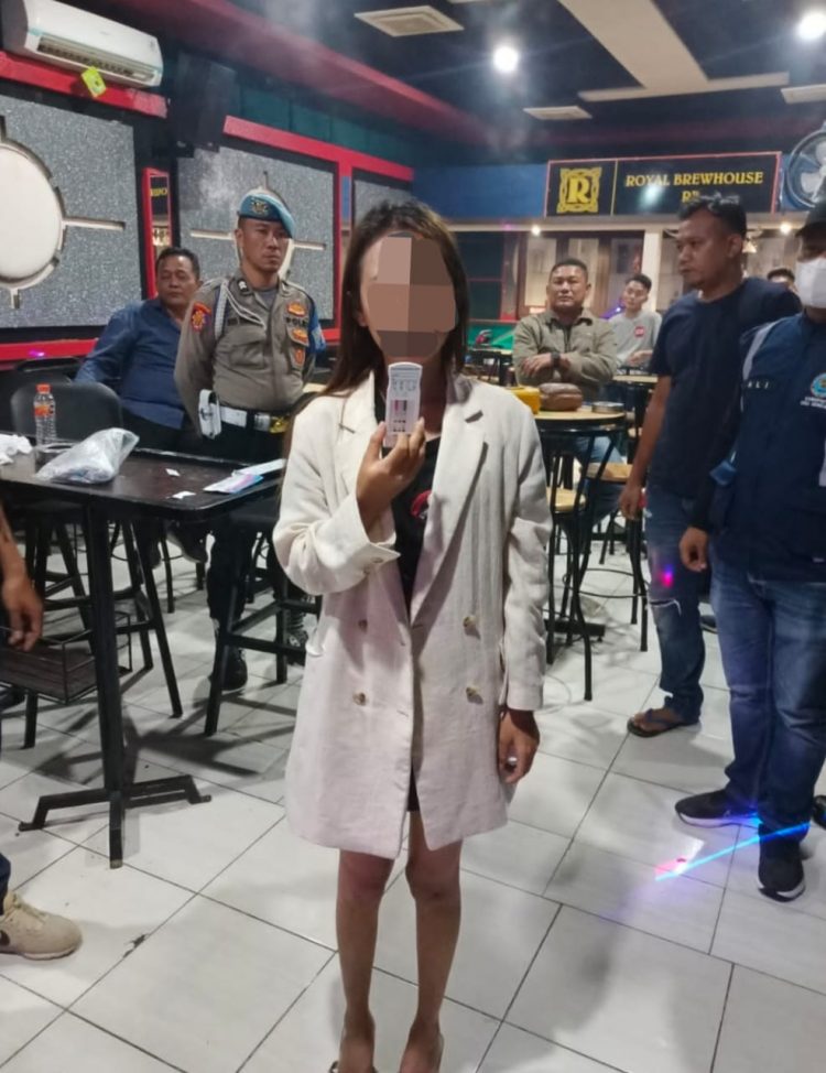 Seorang wanita pengunjung cafe positif pengguna ekstasi, Jumat (24/2).