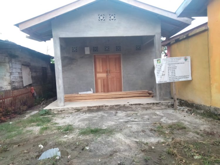 Rumah isolasi yang beralih fungsi menjadi gudang pupuk, Senin (27/2).