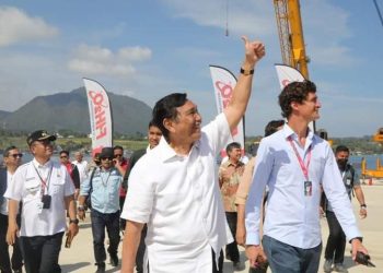 Luhut Binsar Pandjaitan saat sapa penonton F1 Powerboad, Minggu (26/2).