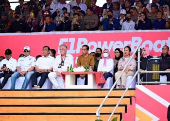 Presiden RI, Joko Widodo saat nonton F1 Powerboad di Toba, Minggu (26/2).
