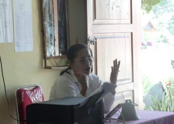 Kepsek SD Negeri 030319 Sumbul Karo, Kecamatan Tigalingga, Lompoh Pinem SPd   saat diwawancarai reporter Indigonews, Selasa (28/2).