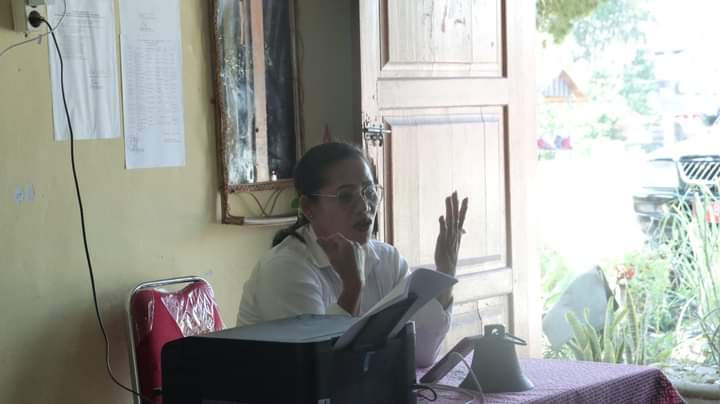 Kepsek SD Negeri 030319 Sumbul Karo, Kecamatan Tigalingga, Lompoh Pinem SPd saat diwawancarai reporter Indigonews, Selasa (28/2).