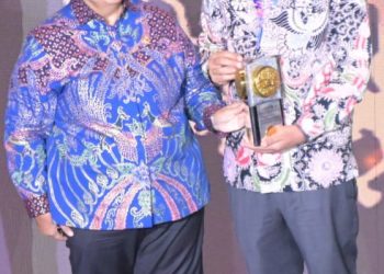 Menteri Lingkungan Hidup dan Kehutanan RI, Siti Nurbaya saat menyerahkan penghargaan Adipura kepada Bupati Humbang Hasundutan (Humbahas), Dosmar Banjarnahor, Selasa (28/2).