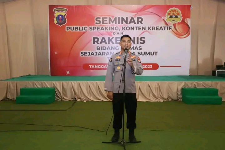 Kabid Humas Pold Sumut, Kombes Pol Hadi Wahyudi saat membuka seminar dan rakernis, Jumat (17/3).
