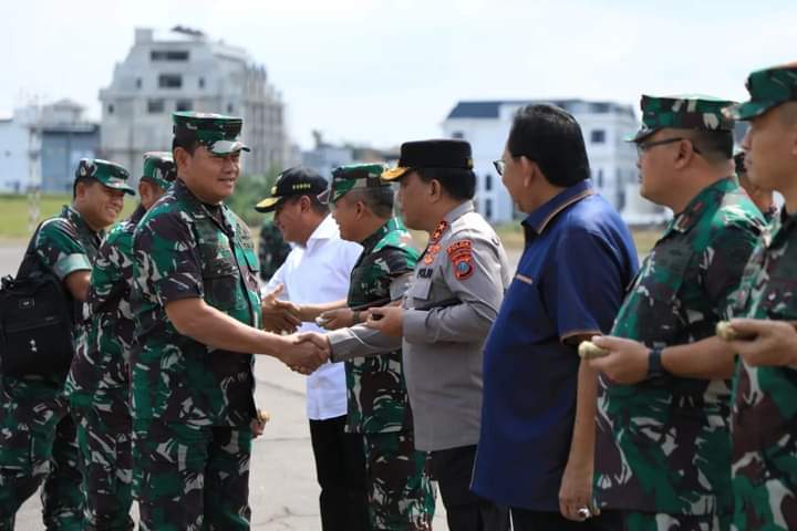 Kapolda Sumut, Irjen. Pol. Drs. RZ Panca Putra Simanjuntak M.Si saat menyambut kedatangan Panglima TNI, Laksamana TNI Yudo Margono di Lanud Soewondo Medan, Kamis (23/3).