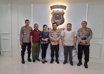 Kapolda Sumut, Irjen. Pol. Panca bersama keluarga almarhum Bripka Arfan Saragih, Jumat (24/3).