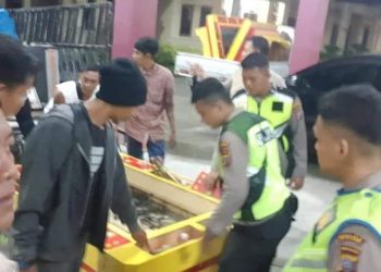 Personil Polres Belawan saat amankan mesin judi tembak ikan, Rabu (29/3).