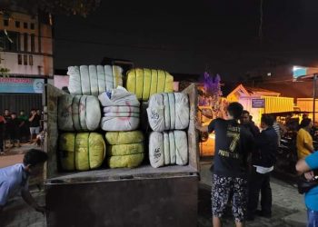 Tim Unit 3 Subdit I Indag Dit Reskrimsus Polda Sumut saat amankan 260 ball pakaian bekas, Rabu malam (29/3).