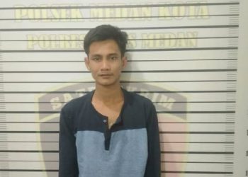 Tersangka AR saat diamankan si Mapolsek Medan Kota, Selasa (28/2).