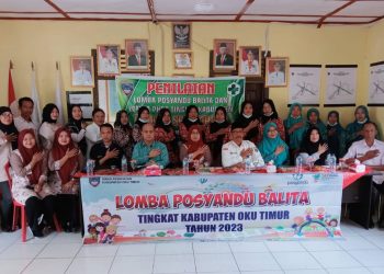 Tim penilai posyandu balita saat kunjungan ke posyandu Desa Senu Marga, Rabu (1/3).