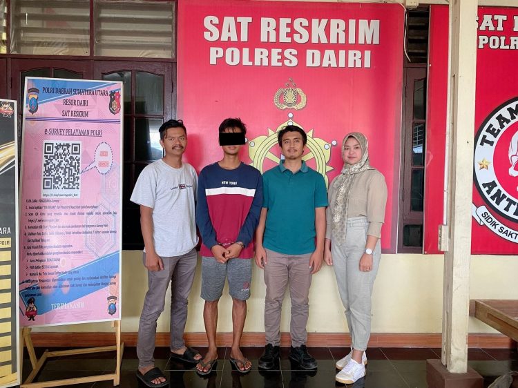 Tersangka, AR saat diamankan di Mapolres Dairi, Selasa (1/3).