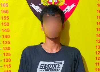 Tersangka, MR saat diamankan di Mapolsek Galang, Minggu (5/3).