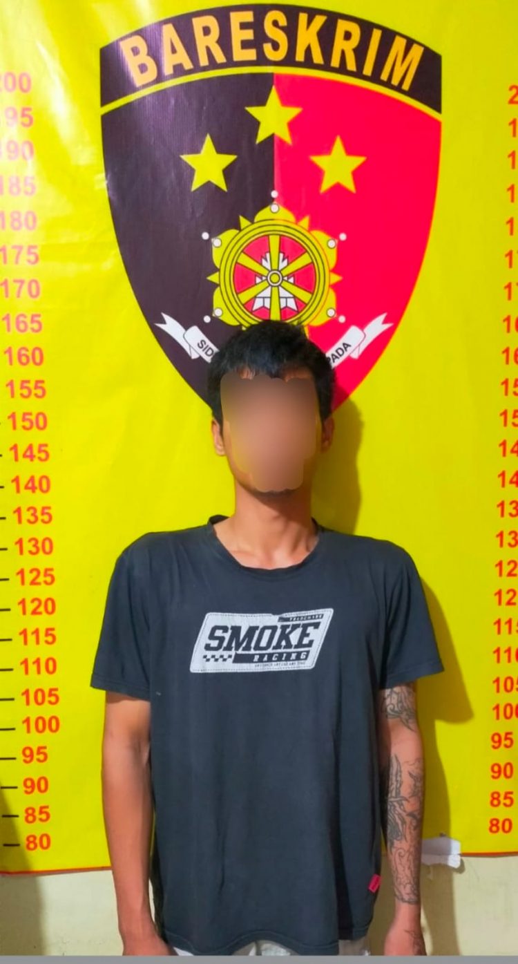 Tersangka, MR saat diamankan di Mapolsek Galang, Minggu (5/3).