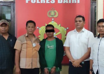 Pelaku, JS saat diamankan di Polres Dairi, Senin (6/3).