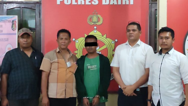 Pelaku, JS saat diamankan di Polres Dairi, Senin (6/3).