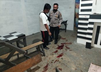 Personil Inafis Polres Taput saat olah TKP penganiayaan dilakukan 6 orang kepada 1 orang korban meninggal, 1 orang korban luka parah dan 1 orang korban luka ringan, Minggu (5/3).