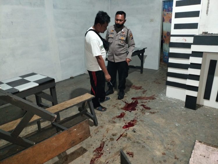 Personil Inafis Polres Taput saat olah TKP penganiayaan dilakukan 6 orang kepada 1 orang korban meninggal, 1 orang korban luka parah dan 1 orang korban luka ringan, Minggu (5/3).