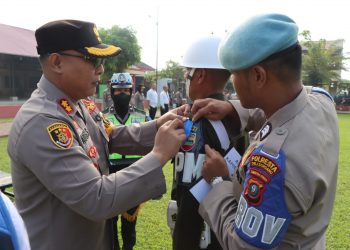 Waka Polresta Deliserdang, AKBP. Agus Sugiyarso SIK saat semantkan pita operasi keselamatan toba, Rabu (8/3).