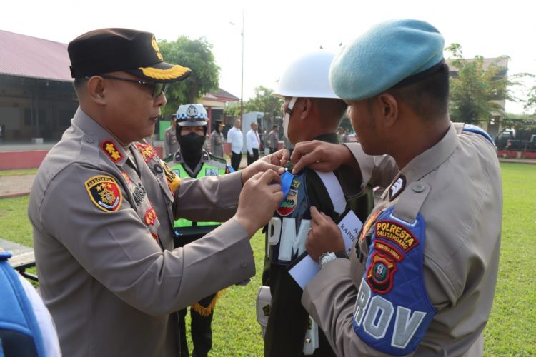 Waka Polresta Deliserdang, AKBP. Agus Sugiyarso SIK saat semantkan pita operasi keselamatan toba, Rabu (8/3).
