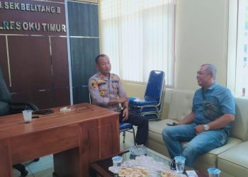 Kapolsek Belitang II, AKP. Aston L Sinaga SH saat diwawancarai Korwil Sumsel Media Online Indigonews, Rabu (8/3).
