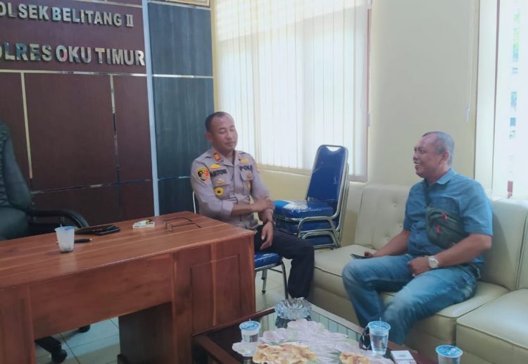 Kapolsek Belitang II, AKP. Aston L Sinaga SH saat diwawancarai Korwil Sumsel Media Online Indigonews, Rabu (8/3).