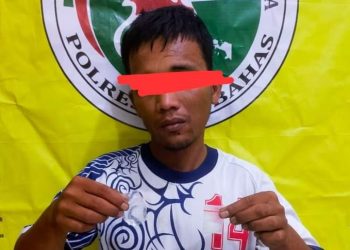 Tersangka, AH supir angkot yang miliki sabu saat diamankan di Polres Humbahas, Rabu (8/3).