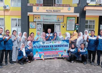 DPPKB bersama Dinas Kesehatan OKU Timur saat giat KB gratis di Kecamatan Belitang III, Kamis (9/3).