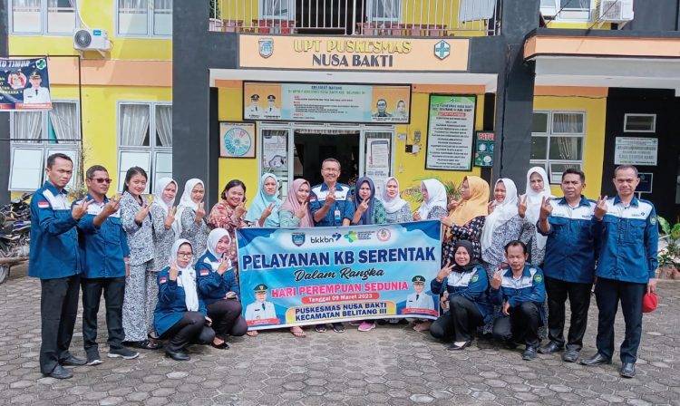 DPPKB bersama Dinas Kesehatan OKU Timur saat giat KB gratis di Kecamatan Belitang III, Kamis (9/3).