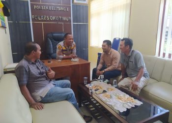 Kapolsek Belitang ll AKP. Aston L Sinaga SH saat rapat bersama Forum Kades, Kamis (9/3).