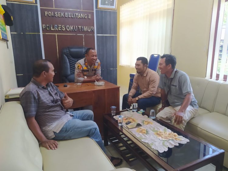 Kapolsek Belitang ll AKP. Aston L Sinaga SH saat rapat bersama Forum Kades, Kamis (9/3).