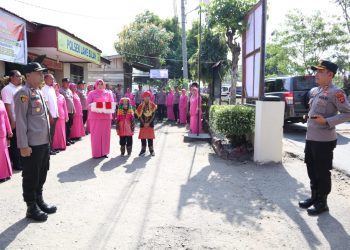 Kapolres Agara, AKBP RD Sumarsono SIK, MH saat disambut Kapolsek Lawe Bulan bersama jajaran dan Ibu Bhayangkari, Kamis (9/3).