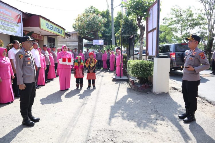 Kapolres Agara, AKBP RD Sumarsono SIK, MH saat disambut Kapolsek Lawe Bulan bersama jajaran dan Ibu Bhayangkari, Kamis (9/3).