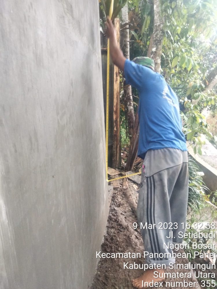 Bangunan SPALD- S di Nagori Bosar, Kecamatan Paombean Pane yang belum selesai dikerjakan, Jumat (10/3).