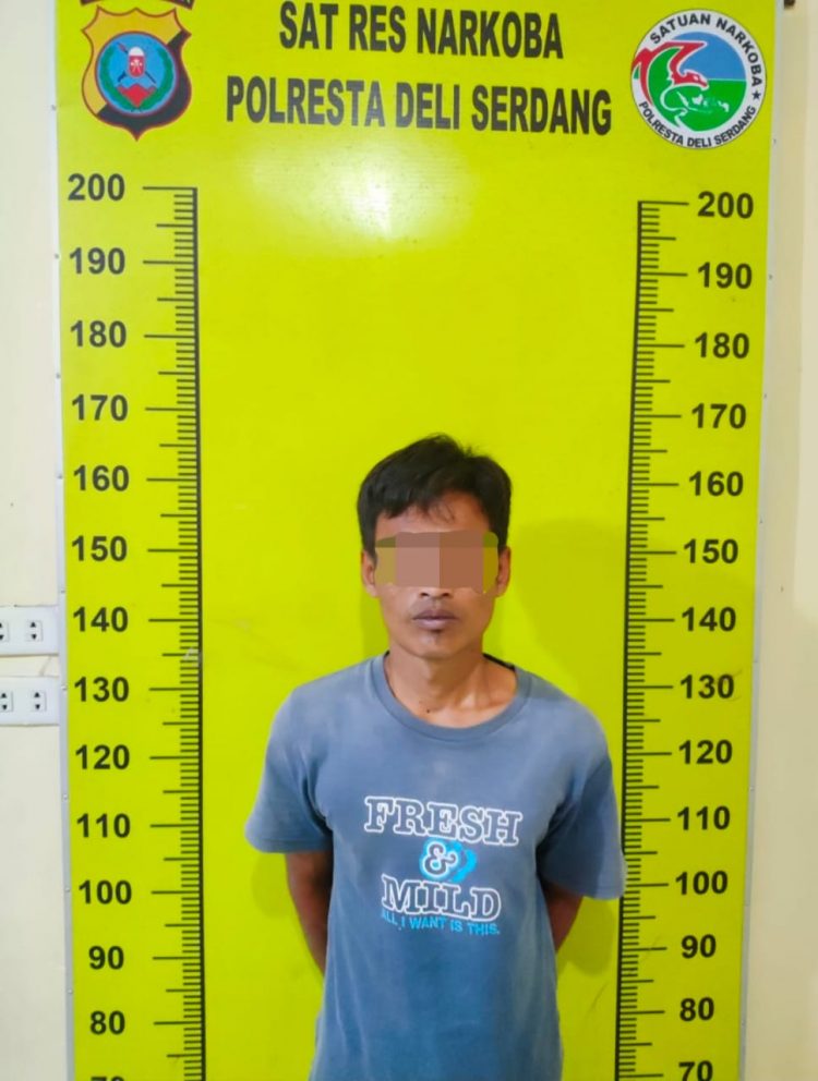 Tersangka, Tono saat diamankan di Mapolsek Birubiru, Rabu (8/3).