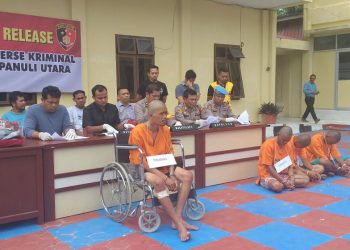 4 tersangka pembunuhan saat ditetapkan tersangka di Mapolres Taput, Jumat (10/3).