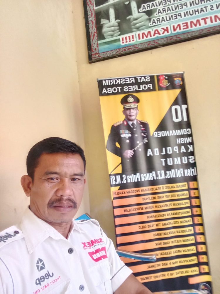 Direktur IP2 Baja Nusantara, Djonggi Napitupulu saat mendampingi iparnya JFS selaku korban pengancaman, penghinaan di Mapolres Toba, Jumat (10/3).