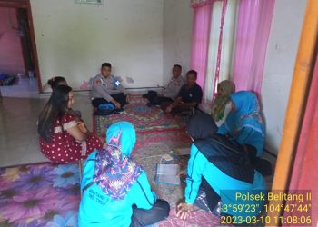 Pihak keluarga Wulan dan Puskesmas Totorejo dan pihak BPJS saat didamaikan Polsek Belitang II, Jumat (10/3).