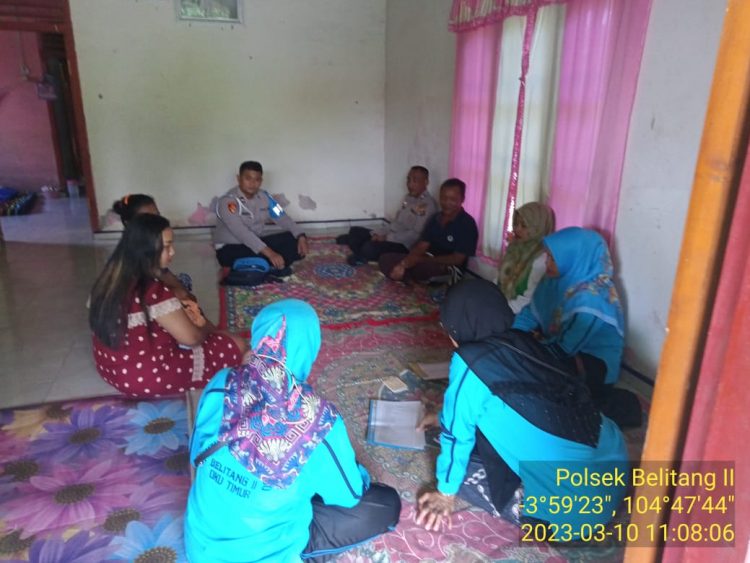 Pihak keluarga Wulan dan Puskesmas Totorejo dan pihak BPJS saat didamaikan Polsek Belitang II, Jumat (10/3).