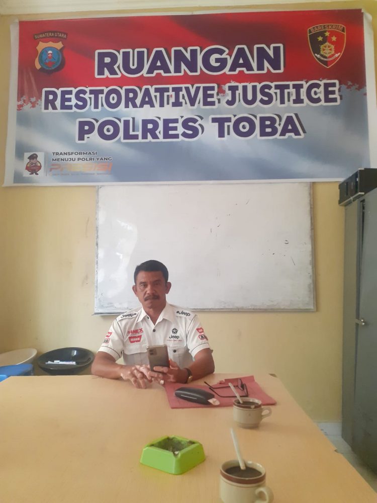 Djonggi Napitupulu saat diruangan Mediasi Polres Toba walau juga selanjutnya disuruh Keluar oleh KBO Reskrim Polres Toba, Minggu (12/3).