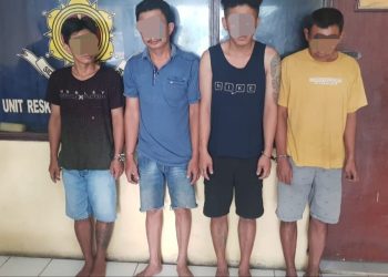 Kasno dan Sandi Bersama 2 orang penadah motor curian saat diamankan di Mapolsek Tanjung Morawa, Senin (13/3).