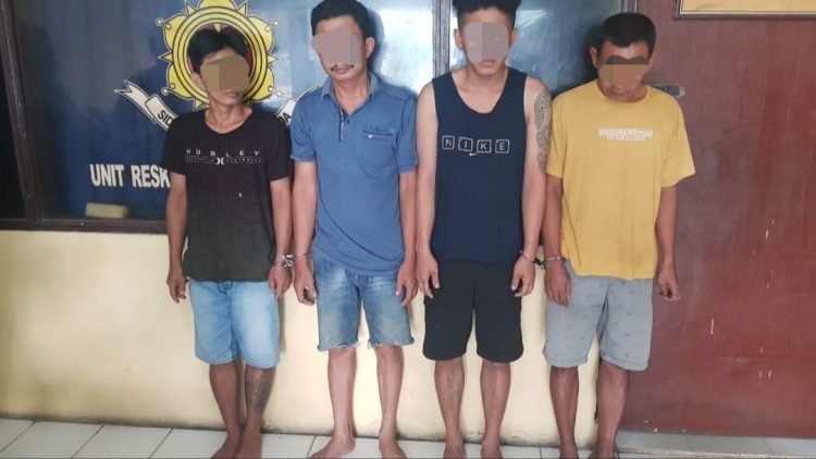 Kasno dan Sandi Bersama 2 orang penadah motor curian saat diamankan di Mapolsek Tanjung Morawa, Senin (13/3).
