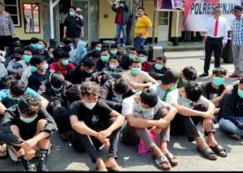 Anggota Geng Motor saat diamankan di Mapolres Binjai, Senin (13/3).