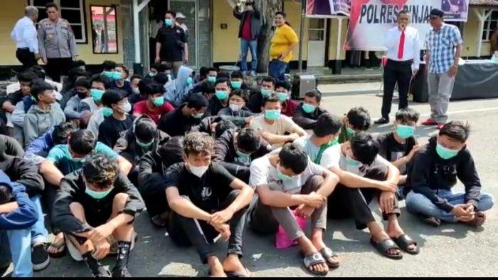 Anggota Geng Motor saat diamankan di Mapolres Binjai, Senin (13/3).