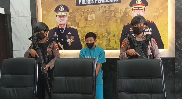 Tersangka, KA saat diamankan di Mapolres Pemalang, Senin (13/3).