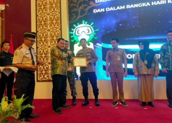 Kabag Ops Polres Lingga, AKP. Edy Supandi SH saat Terima penghargaan dari Ditjen P2P, Senin (13/3).