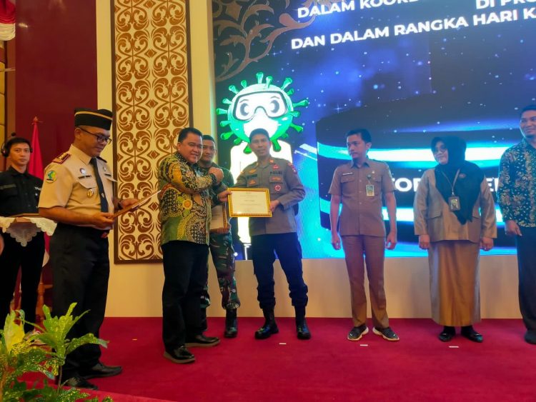 Kabag Ops Polres Lingga, AKP. Edy Supandi SH saat Terima penghargaan dari Ditjen P2P, Senin (13/3).