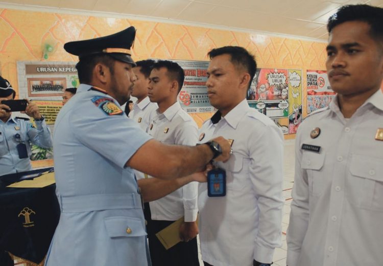 Kalapas Kelas IIB Siborongborong, Parlindungan Siregar A.Md.IP, SH saat melantik 8 orang PNS, Selasa (14/3).